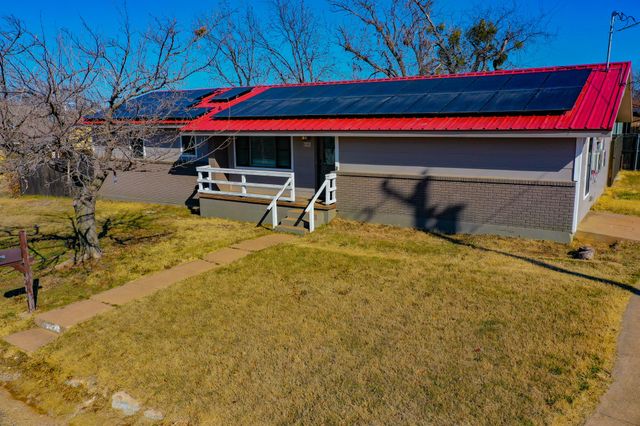 202 N 10th Street, Jacksboro, TX 76458