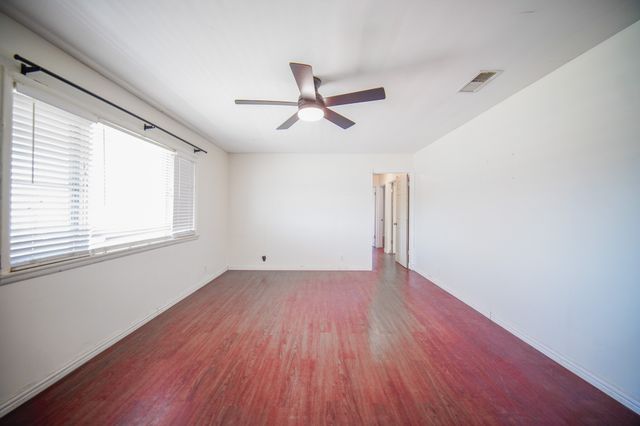 202 N 10th Street, Jacksboro, TX 76458