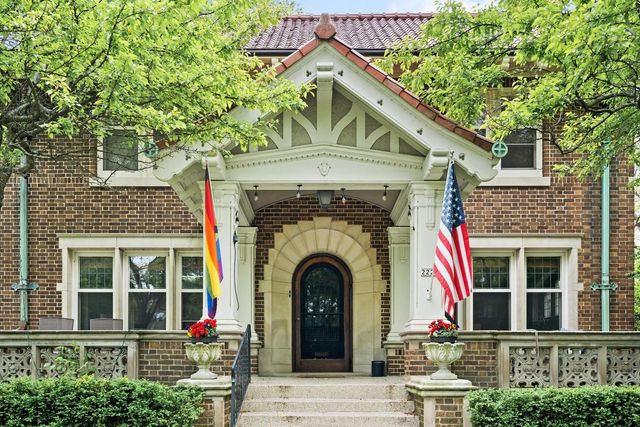 2221 E Newberry BOULEVARD, Milwaukee, WI 53211