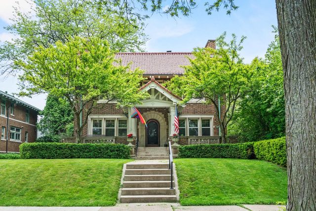 2221 E Newberry BOULEVARD, Milwaukee, WI 53211