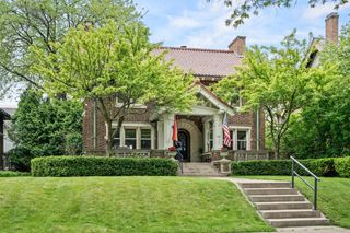 2221 E Newberry BOULEVARD, Milwaukee, WI 53211