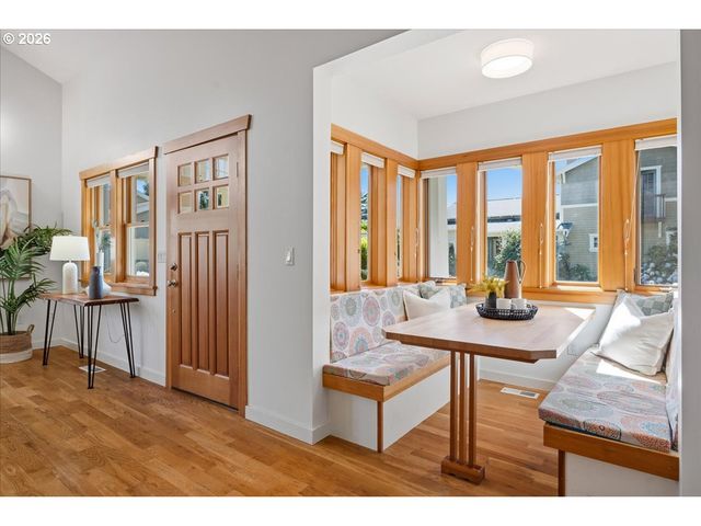 7043 Se CLINTON St, Portland, OR 97206