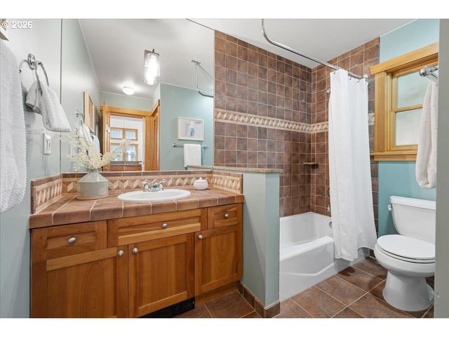 7043 Se CLINTON St, Portland, OR 97206