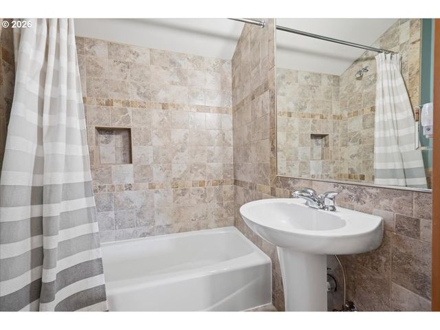 7043 Se CLINTON St, Portland, OR 97206