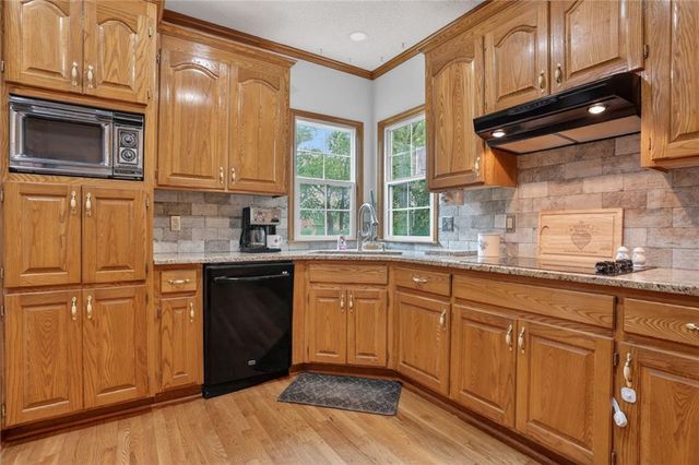 8442 Lakeview Avenue, Lenexa, KS 66219