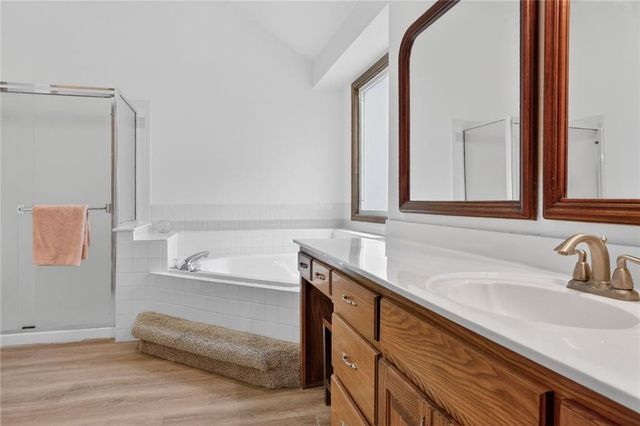 8442 Lakeview Avenue, Lenexa, KS 66219