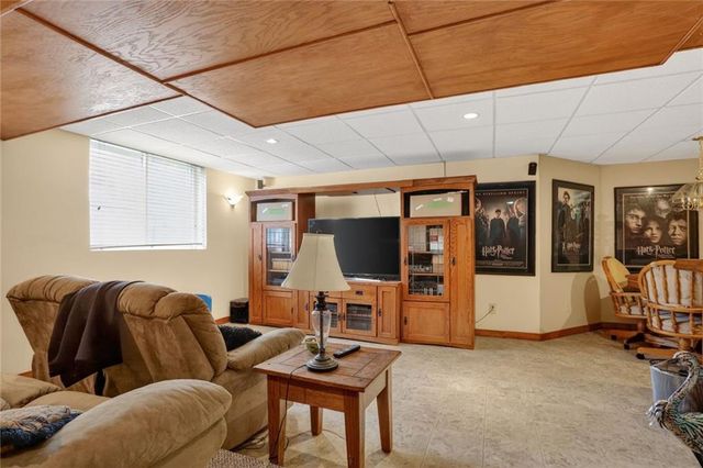 8442 Lakeview Avenue, Lenexa, KS 66219