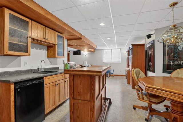 8442 Lakeview Avenue, Lenexa, KS 66219