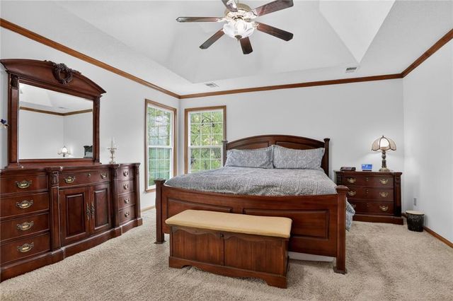 8442 Lakeview Avenue, Lenexa, KS 66219