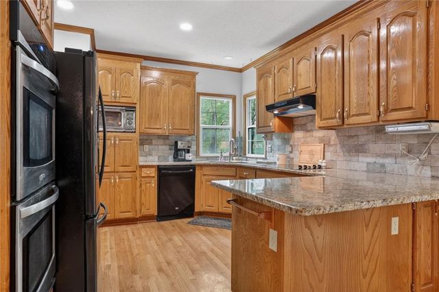 8442 Lakeview Avenue, Lenexa, KS 66219