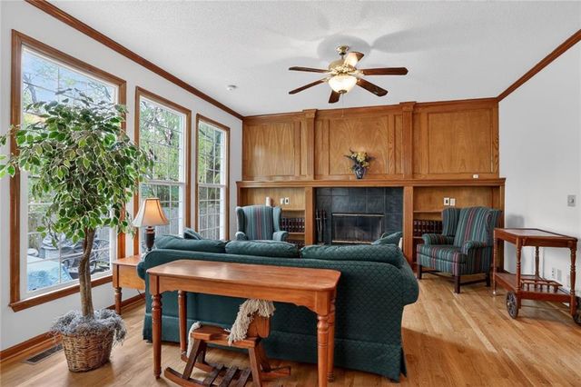 8442 Lakeview Avenue, Lenexa, KS 66219