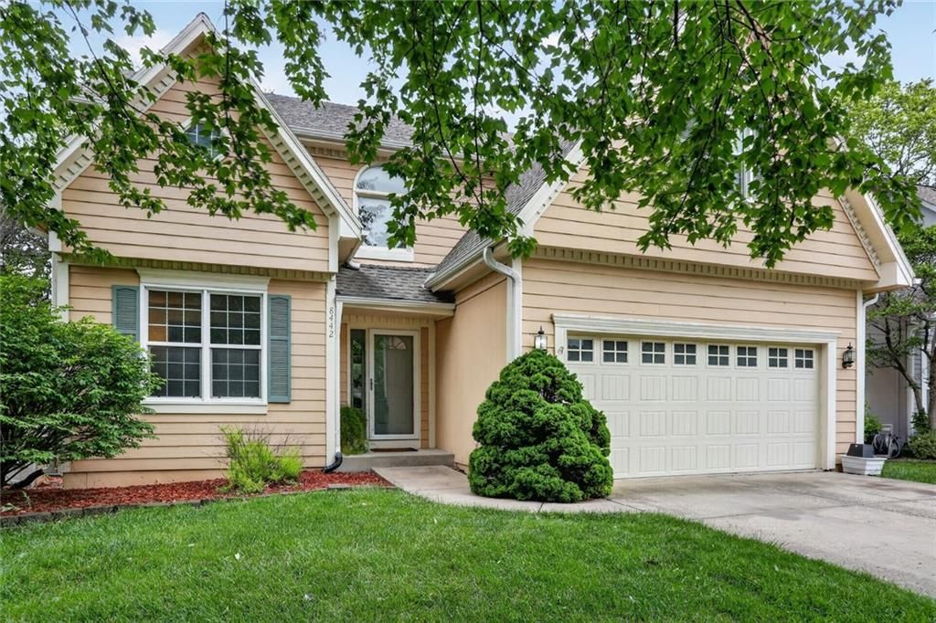 8442 Lakeview Avenue, Lenexa, KS 66219