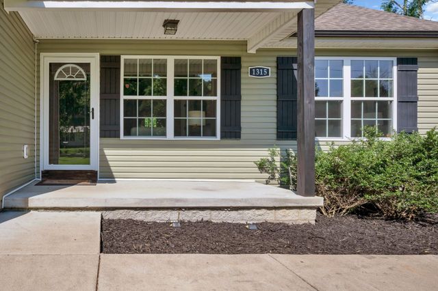 1315 North Charlotte Street, Dickson, TN 37055