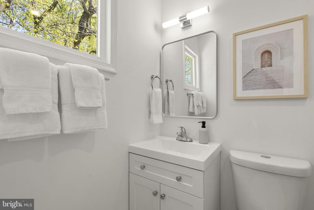 Image 11 of property listing at 12500 PARKTON ST, Fort Washington, MD 20744