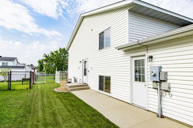955 42nd Avenue W, West Fargo, ND 58078