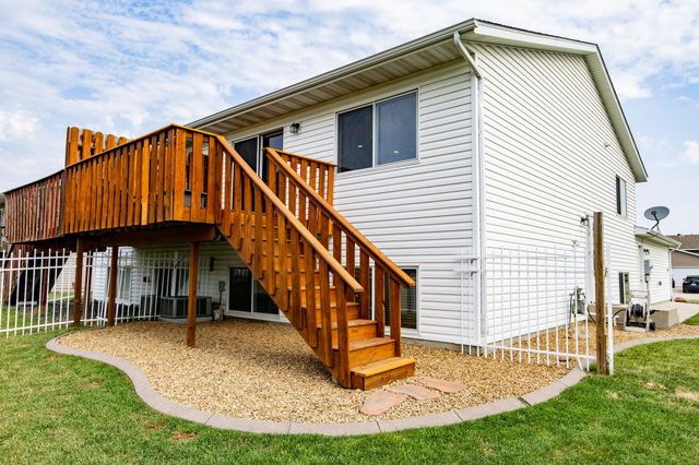 955 42nd Avenue W, West Fargo, ND 58078
