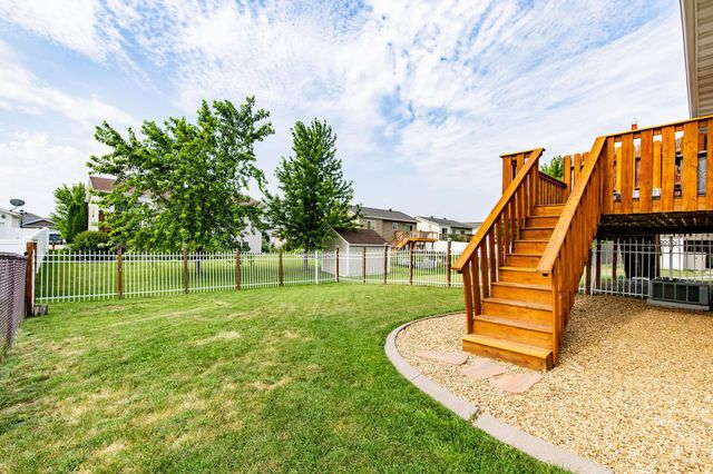 955 42nd Avenue W, West Fargo, ND 58078