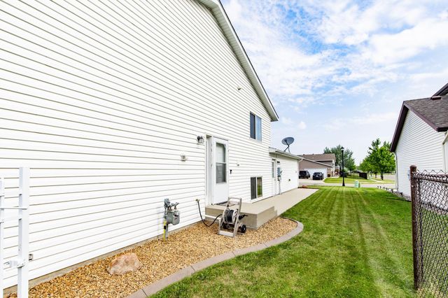 955 42nd Avenue W, West Fargo, ND 58078