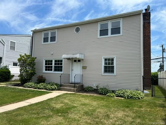 32 Gables Drive, Hicksville, NY 11801