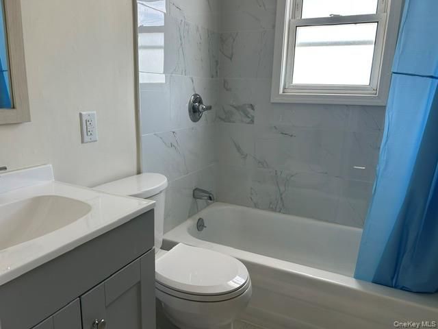 32 Gables Drive, Hicksville, NY 11801