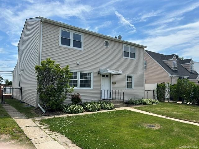 32 Gables Drive, Hicksville, NY 11801