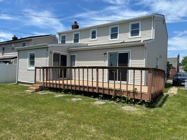 32 Gables Drive, Hicksville, NY 11801