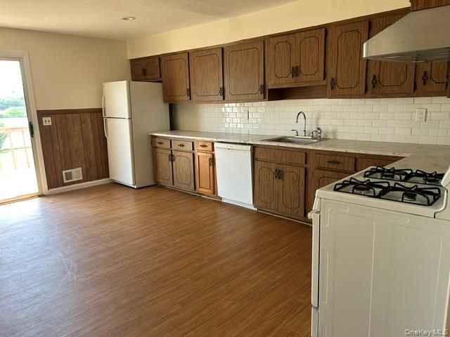 32 Gables Drive, Hicksville, NY 11801