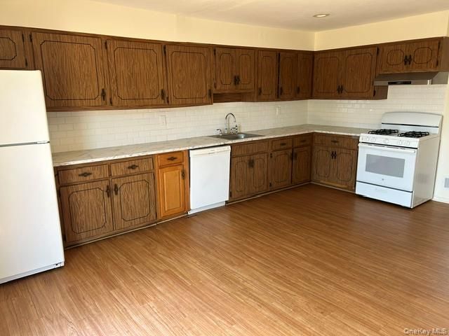 32 Gables Drive, Hicksville, NY 11801