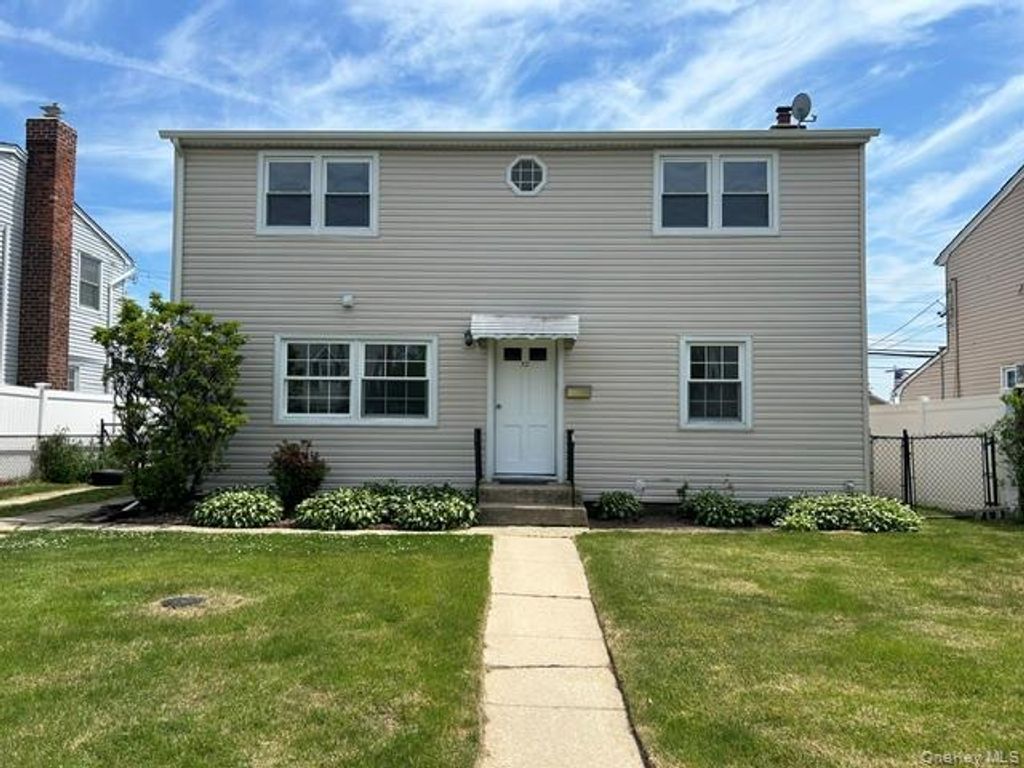 32 Gables Drive, Hicksville, NY 11801