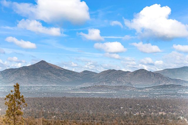 360 Vista Rim Drive, Redmond, OR 97756