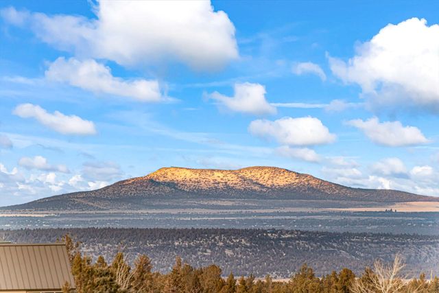 360 Vista Rim Drive, Redmond, OR 97756