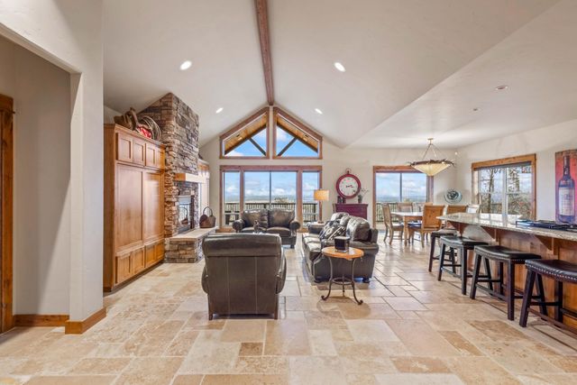 360 Vista Rim Drive, Redmond, OR 97756