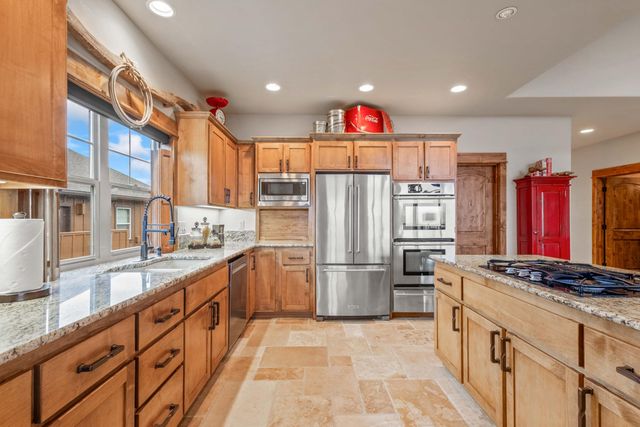 360 Vista Rim Drive, Redmond, OR 97756