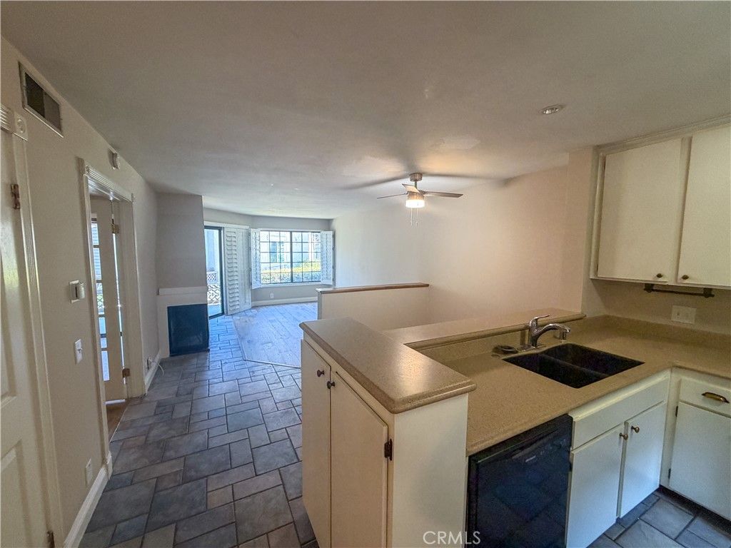 Image 4 of property listing at 700 E Lake 67, Orange, CA 92866