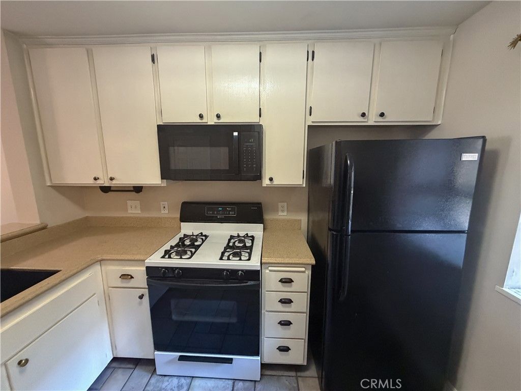 Image 6 of property listing at 700 E Lake 67, Orange, CA 92866