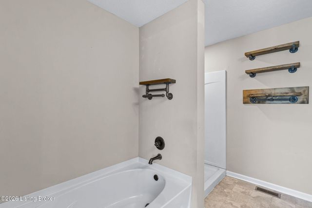 214 Garnette Ct, Mt Washington, KY 40047