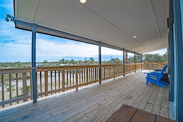 128 Saint Charles W, Rockport, TX 78382