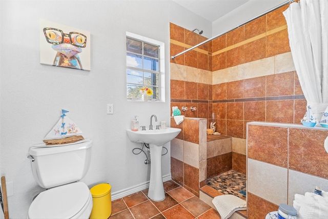 128 Saint Charles W, Rockport, TX 78382