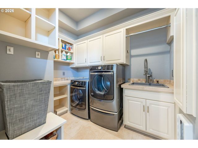2073 LAKE WIND Dr, Eugene, OR 97408