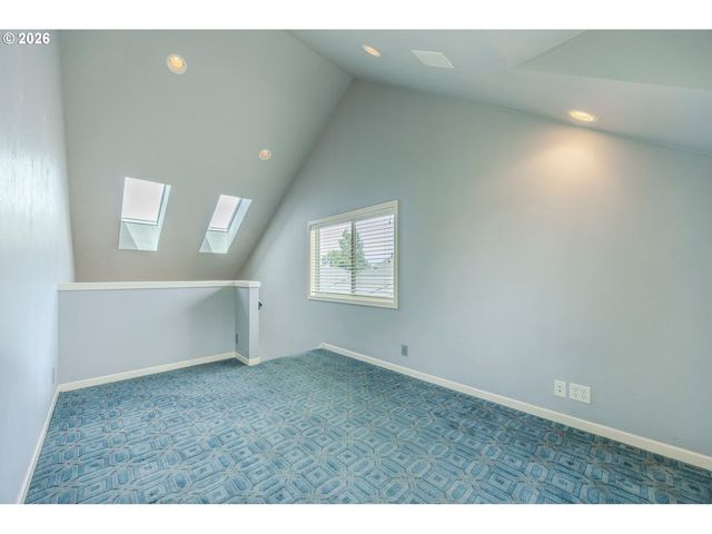 2073 LAKE WIND Dr, Eugene, OR 97408