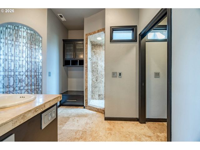 2073 LAKE WIND Dr, Eugene, OR 97408