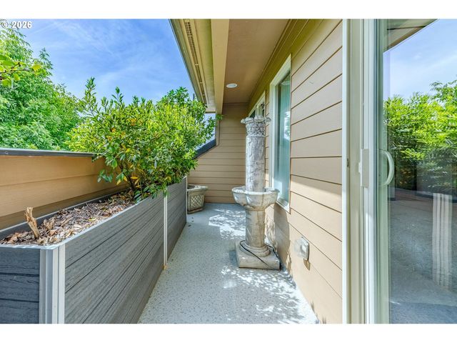 2073 LAKE WIND Dr, Eugene, OR 97408
