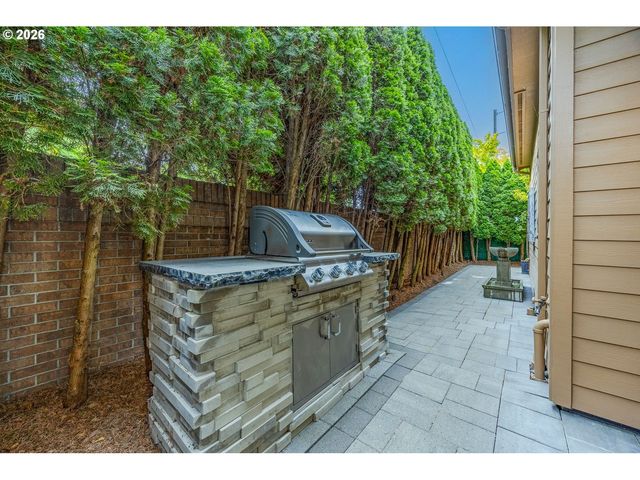 2073 LAKE WIND Dr, Eugene, OR 97408