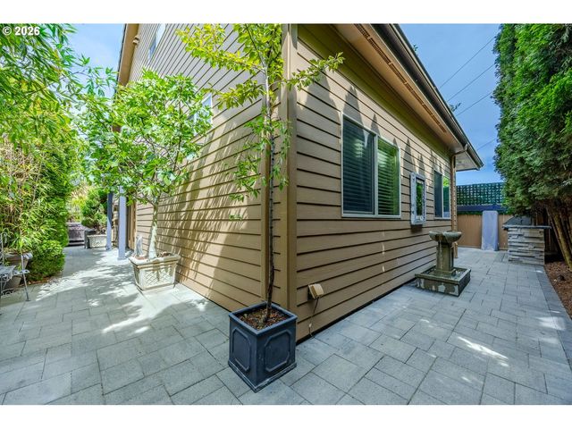 2073 LAKE WIND Dr, Eugene, OR 97408