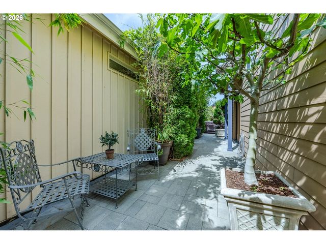 2073 LAKE WIND Dr, Eugene, OR 97408