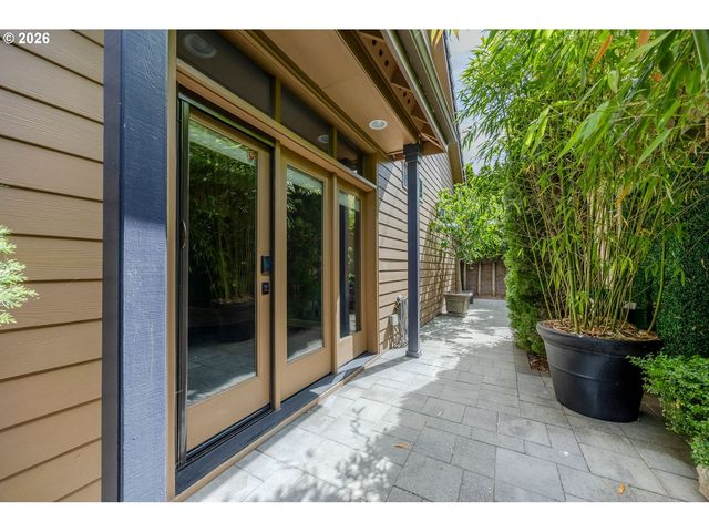 2073 LAKE WIND Dr, Eugene, OR 97408
