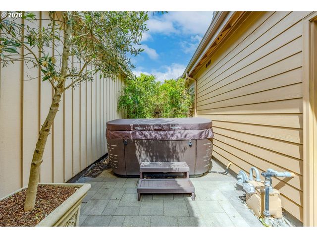 2073 LAKE WIND Dr, Eugene, OR 97408