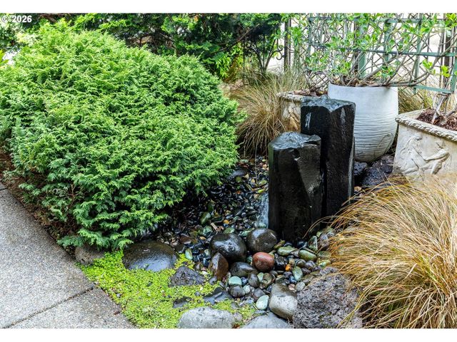2073 LAKE WIND Dr, Eugene, OR 97408