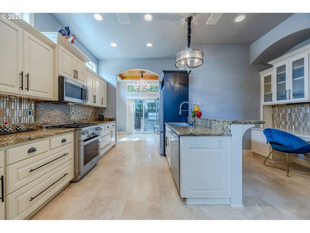 2073 LAKE WIND Dr, Eugene, OR 97408