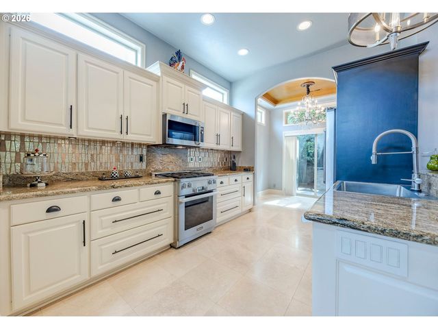 2073 LAKE WIND Dr, Eugene, OR 97408